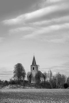 Die Kirche von Eenum in Schwarz und Weiß