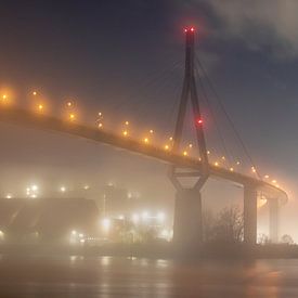 Köhlbrandbrug Hamburg in de mist van Nils Steiner