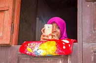 Lombok, Indonesie: Jong en ondeugend meisje met haar mobiele telefoon van Eye on You thumbnail