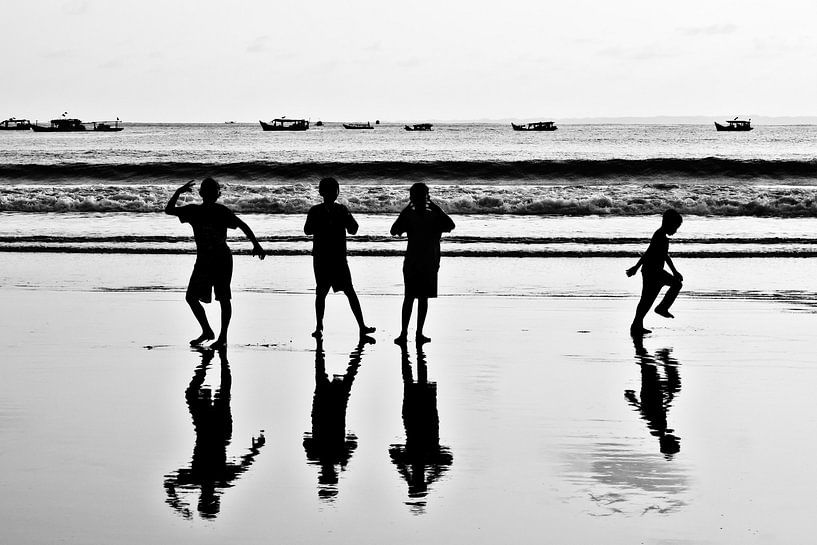 Silhouettes d’enfants et reflets au coucher du soleil par Frank Photos
