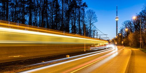 Light rail en de televisietoren in Stuttgart
