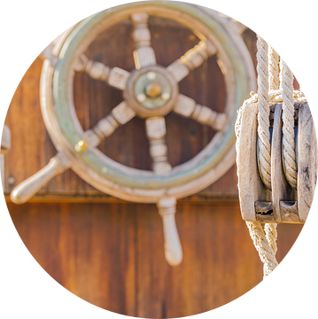 Nautische katrol en oud houten roerwiel op oud zeilbootdek van Alex Winter