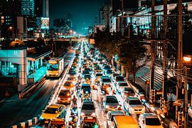 Avond in een bruisend Bangkok. van Bart van Lier