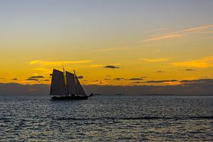 USA, Florida, Segelboot auf dem Wasser in Key West nach Sonnenuntergang von adventure-photos