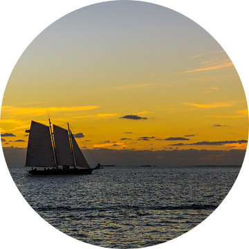 Verenigde Staten, Florida, Zeilboot op het water bij Key West na zonsondergang van adventure-photos
