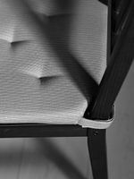 Détail d'une chaise en noir et blanc
