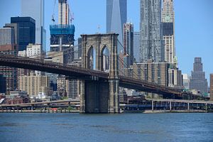 Brooklyn Bridge in New York mit der Skyline von Manhattan von Merijn van der Vliet