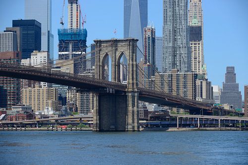 Brooklyn Bridge in New York met Manhattan skyline