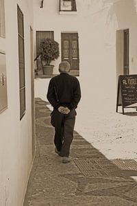 Spaanse oudere man in wit dorpje Frigiliana