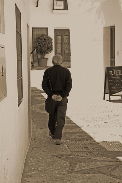 Un vieil homme espagnol dans le village blanc de Frigiliana par Simone Meijer