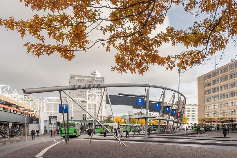 Busstation Leiden Centraal van Paul Algra