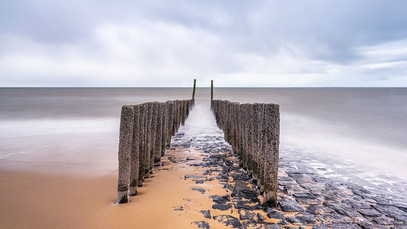 Lines at the sea van Mariëlle de Valk