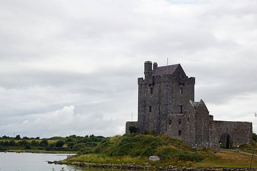 Kasteel Dunguaire staat bij Kinvara in het zuiden van het graafschap Galway in Ierland.