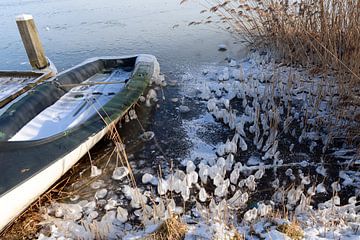 Winter: zeilboot die vastgevroren zit in het ijs van Rini Kools