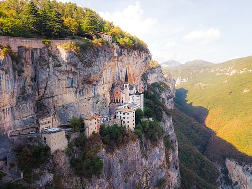 Bedevaartskerk Madonna della Corona vanuit de lucht