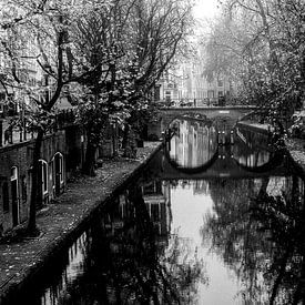 Werftkeller an der Oudegracht in Utrecht mit Blick auf die Gaardbrug von der Hamburgerbrug aus (Schwarz-Weiß) von André Blom Fotografie Utrecht