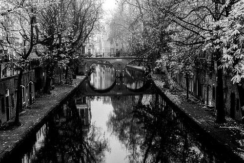 Caves de chantier sur l'Oudegracht à Utrecht, avec vue sur le Gaardbrug depuis le Hamburgerbrug (en noir et blanc)
