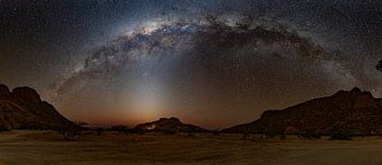 Panorama der Spitzkoppe mit Milchstraße in Namibia, Afrika