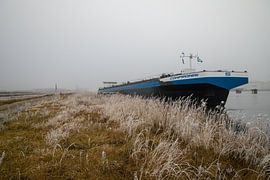 Barge in the port of Amsterdam by scheepskijkerhavenfotografie