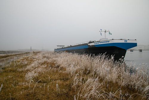 Binnenvaartschip in de haven Amsterdam