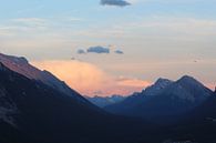Zonsondergang tussen de bergen in Banff, Canada van Phillipson Photography thumbnail