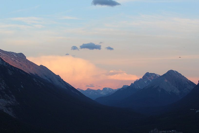 Zonsondergang tussen de bergen in Banff, Canada van Phillipson Photography