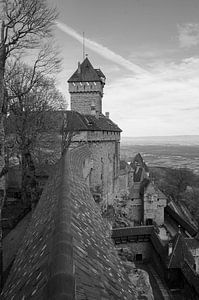 Schwarz-Weiß-Ansicht der Burg Haut-Koenigsbourg