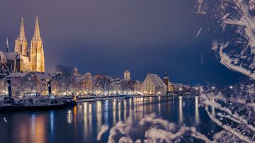Beroemde skyline van Regensburg, Beieren in de winter met sneeuw op nig van Robert Ruidl
