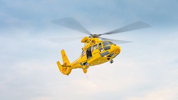 Hélicoptère de recherche et de sauvetage en vol stationnaire sur Martijn Bustin