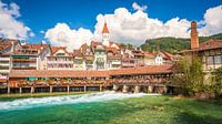 Blik op de beroemde Untere Schleusenbrucke in de stad Thun, Zwitserland
