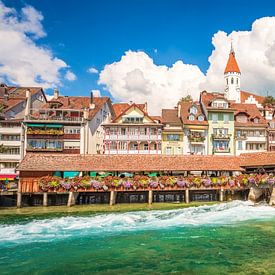 Blik op de beroemde Untere Schleusenbrucke in de stad Thun, Zwitserland van Chris Rinckes