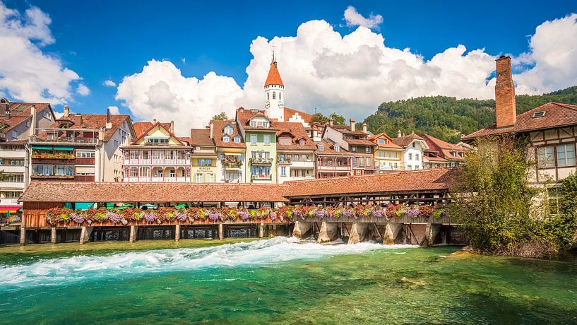 Blik op de beroemde Untere Schleusenbrucke in de stad Thun, Zwitserland van Chris Rinckes