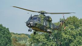 Landende NH-90 helikopter van de Luftwaffe. van Jaap van den Berg