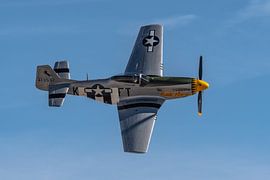 Vorbeiflug von Little Horse! Eine legendäre nordamerikanische P-51D Mustang. von Jaap van den Berg