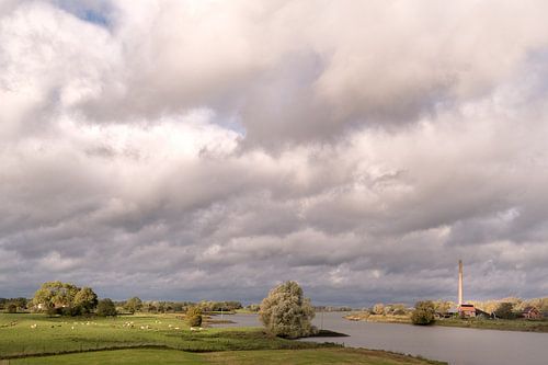 Uiterwaardenlandschap met de steenfabriek langs de Lek bij Ravenswaaij-Wijk bij Duurstede