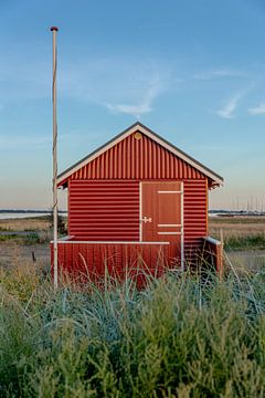 Rood strandhuisje op het eiland Aero in Denemarken van Ben De Kock