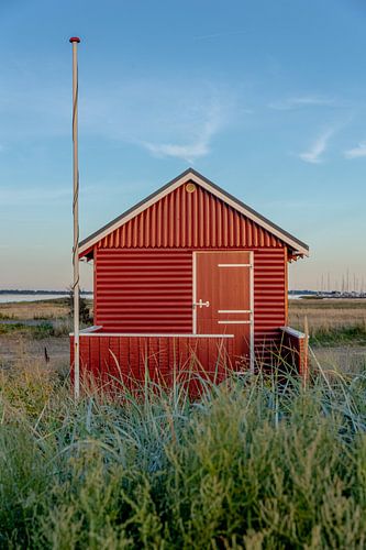 Rood strandhuisje op het eiland Aero in Denemarken