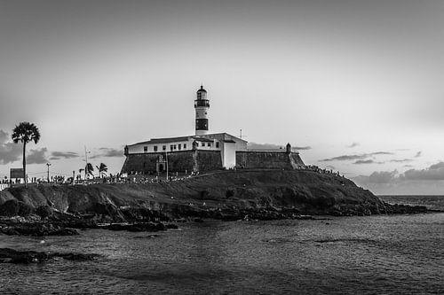 Zwart-wit beeld van Farol da Barra tijdens het begin van de schemering in de stad Salvador Brazil