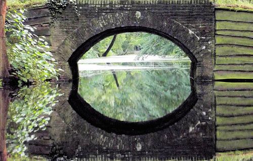 Spiegelende brug.