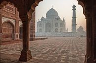 Taj Mahal vlak na zonsopgang. van Tjeerd Kruse thumbnail