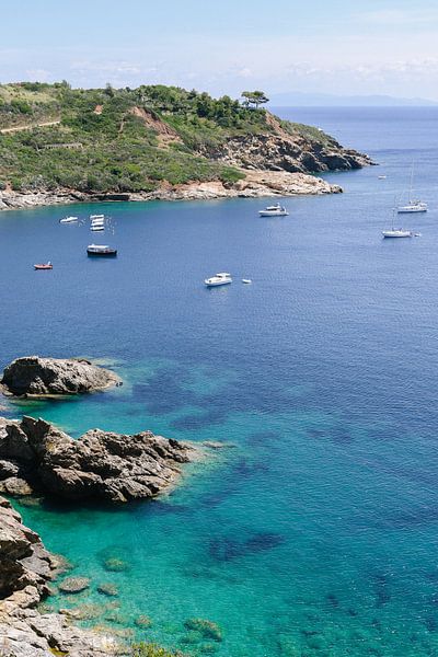 Summer on Elba | Island | Italy | Coast | Boats | Turquoise water | Travel photography | Landscape by Mirjam Broekhof
