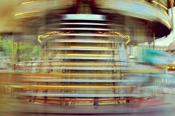 Carrousel in beweging: Wervelwind van vreugde - Foto Exquise van Carolina Reina