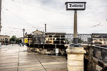 toilette in mooie lettertekens, Dresden bij de augustusbrug van Eric van Nieuwland