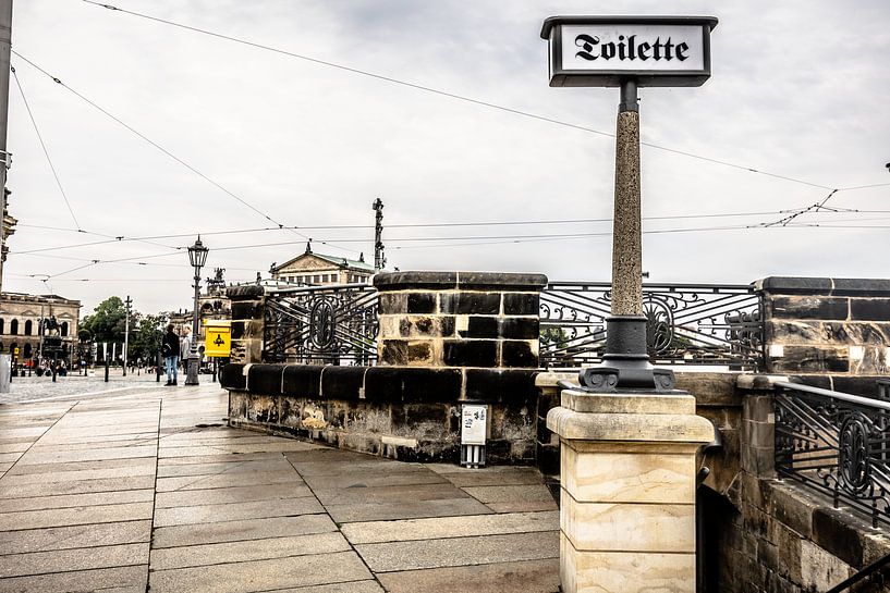 Toilette in schöner Beschriftung, Dresden an der Augustbrücke von Eric van Nieuwland