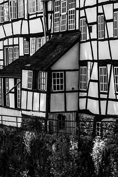De unieke, architecturale huizen van het pittoreske Monschau in Duitsland
