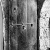 Abstrakt - Alte Tür in schwarz und weiß von Marianne van der Zee