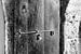 Abstrait - Vieille porte en noir et blanc sur Marianne van der Zee