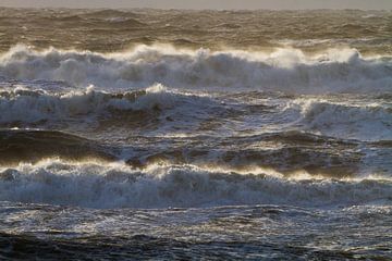 Surf during storm with sunset by Menno van Duijn