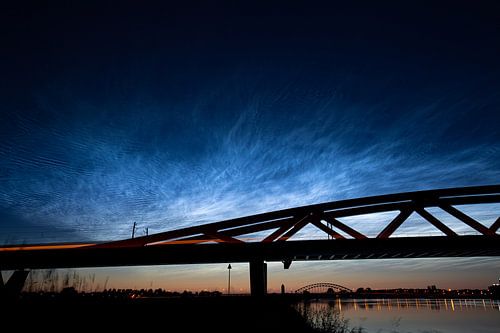 Lichtende nachtwolken boven spoorbrug de Hanzeboog bij Hattem - Zwolle