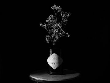 Gin-Flasche mit trockenem Bouquet von Maikel Brands